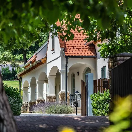 Oszter Udvarhaz Apartment *