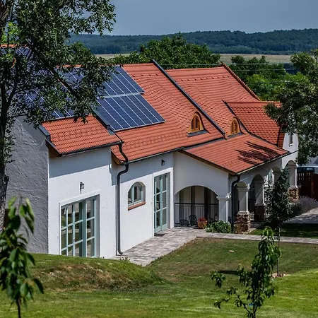 Oszter Udvarhaz Apartment