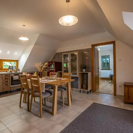 Oszter Udvarhaz Kekkut