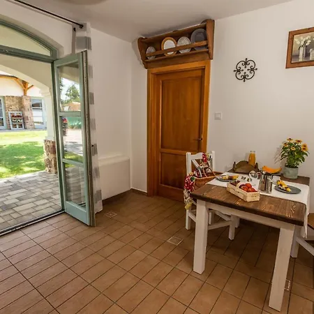 Oszter Udvarhaz * Kekkut