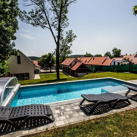 Oszter Udvarhaz Apartment