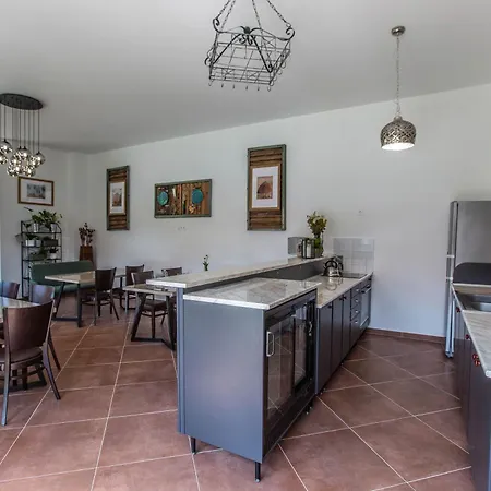 Oszter Udvarhaz Kekkut