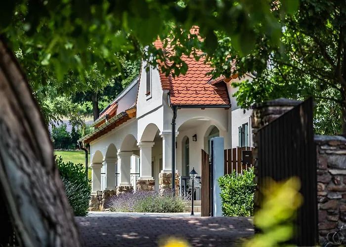 Oszter Udvarhaz Apartment *