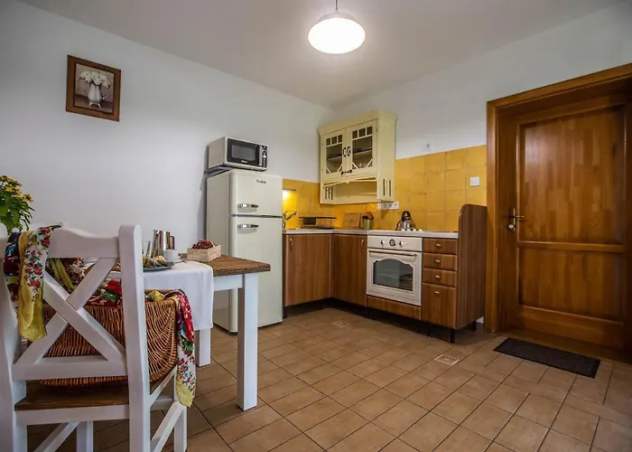 Oszter Udvarhaz Kekkut