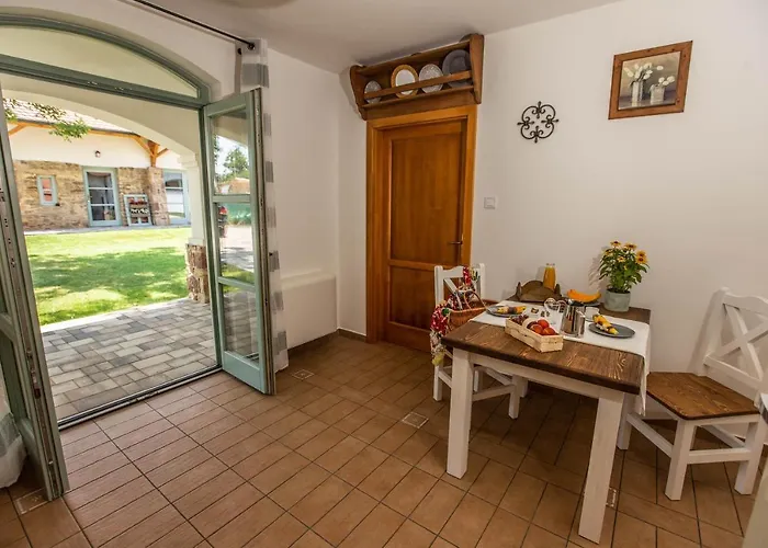 Oszter Udvarhaz * Kekkut