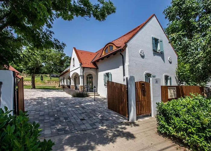 Oszter Udvarhaz * Kekkut