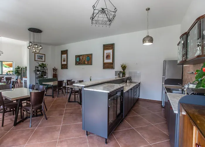 Oszter Udvarhaz Kekkut