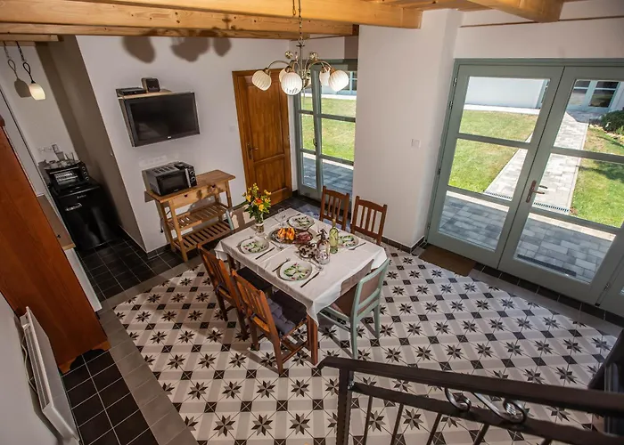 Oszter Udvarhaz Kekkut